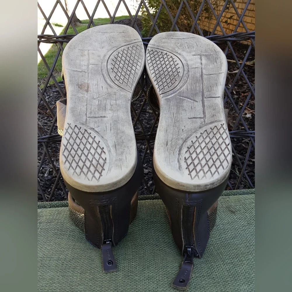 OTBT Souvenir Comfort Leather Metallic Flat Sandal Size 9 M.